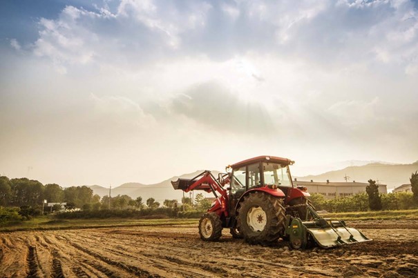 Čo dokáže veľký traktor a kedy stačí malotraktor?